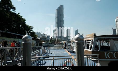 Il battello navetta gratuito Iconsiam dal Molo di Sathorn al Centro commerciale Foto Stock