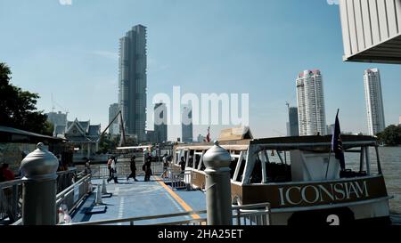 Il battello navetta gratuito Iconsiam dal Molo di Sathorn al Centro commerciale Foto Stock