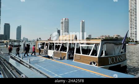 Il battello navetta gratuito Iconsiam dal Molo di Sathorn al Centro commerciale Foto Stock