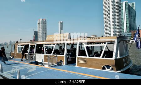 Il battello navetta gratuito Iconsiam dal Molo di Sathorn al Centro commerciale Foto Stock