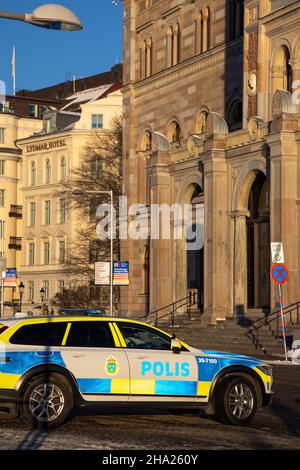 Auto di polizia nel centro di Stoccolma vicino al museo nazionale. Foto Stock