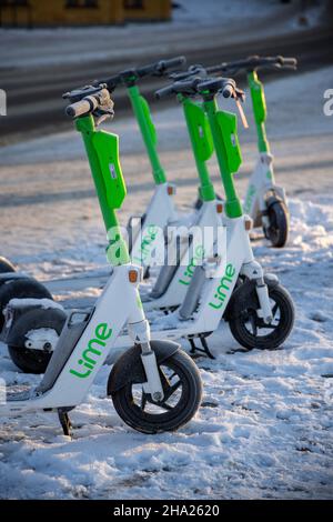 Scooter elettrici sulla neve. Trasporto ecologico e pendolarismo in inverno. Su calce Plus Uber. Stoccolma, Svezia Foto Stock