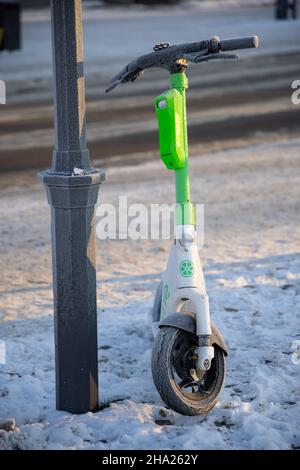 Scooter elettrici sulla neve. Trasporto ecologico e pendolarismo in inverno. Su calce Plus Uber. Stoccolma, Svezia Foto Stock