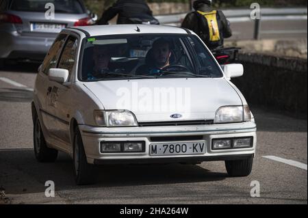 BARCELLONA, SPAGNA - Nov 11, 2021: Un uomo che guida Renault 5 TL VIII Rallye su un'autostrada in Catalogna, Spagna Foto Stock