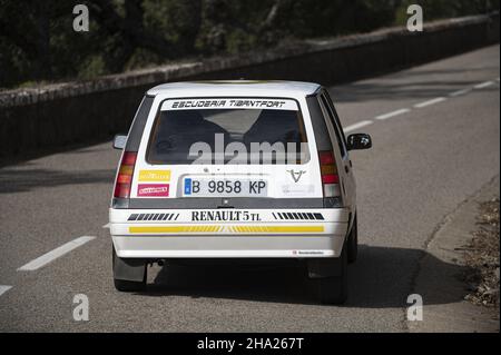 BARCELLONA, SPAGNA - Nov 11, 2021: Un uomo che guida Renault 5 TL VIII Rallye su un'autostrada in Catalogna, Spagna Foto Stock