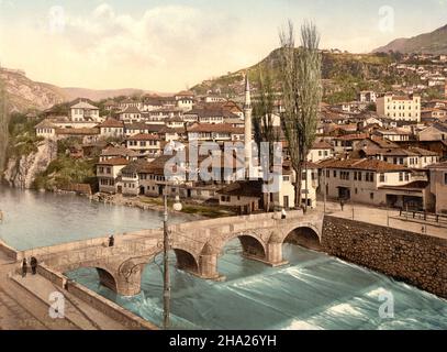 Vista di Sarajevo, Bosnia-Erzegovina, guardando verso Alifakovak. Stampa a colori policromi vintage ca. 1890 Foto Stock