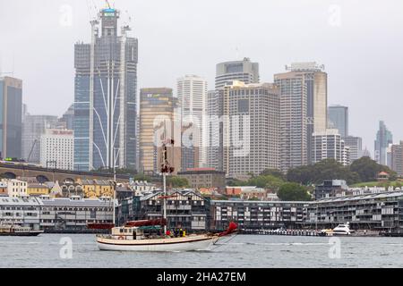 Sydney, Australia. 10 2021 dicembre: La Nina Weather Event porta pioggia e tempesta nuvole sul porto di Sydney in un giorno d'estate pomeriggio, Sydney, NSW, Australia . Credit: martin berry/Alamy Live News Foto Stock