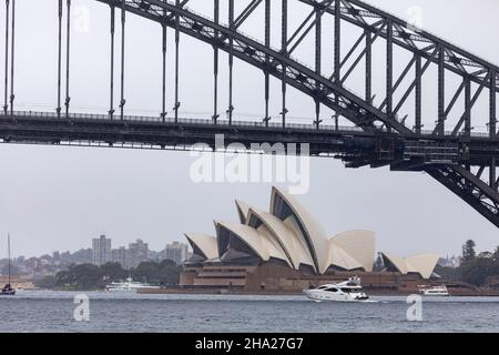 Sydney, Australia. 10 2021 dicembre: La Nina Weather Event porta pioggia e tempeste nuvole sul porto di Sydney in un giorno estivo pomeriggio. Foto teatro dell'opera di sydney e ponte del porto di sydney Credit: martin berry/Alamy Live News Foto Stock