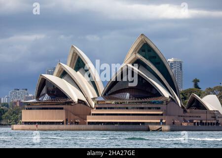 Sydney, Australia. 10 2021 dicembre: La Nina Weather Event porta pioggia e tempeste nuvole sul porto di Sydney in un giorno estivo pomeriggio. Credit: martin berry/Alamy Live News Foto Stock