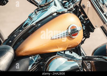 21 agosto 2021, Ufa, Russia: Il logo del leggendario marchio americano di lusso e di moto choppers elegante - Harley Davidson Foto Stock