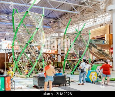 14 giugno 2021, Ufa, Russia: Parco giochi per bambini all'interno del centro commerciale. Concetto di sicurezza e rischio per i bambini Foto Stock