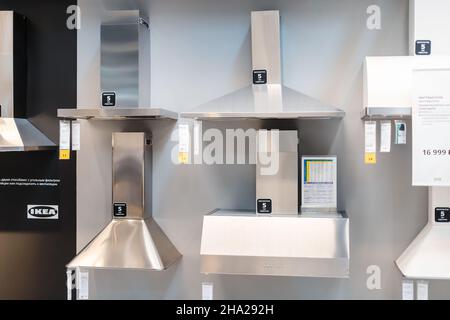 14 giugno 2021, Ufa, Russia: La gamma di cappe da cucina sul banco del negozio IKEA Foto Stock