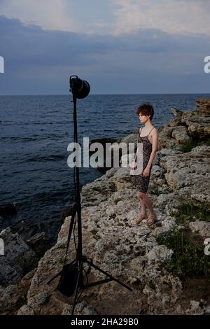 bella donna moderna natura lusso posa libertà eleganza inalterata Foto Stock