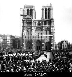 Cattedrale di Notre-Dame di Parigi con grande folla all'esterno, all'inizio del 1945. L'immagine è della rinomata struttura della cattedrale e della piazza della città, Parvis Notre-Dame, dove centinaia di persone si sono radunate. Il fotografo Clarence Inman deve essere salito ad un livello superiore dell'edificio sul lato ovest di Rue de la Cite per poter fotografare attraverso la piazza. La sua nota su una piccola stampa spedita a casa dice che era “una delle festività religiose. Gli altoparlanti consentono a tutti di ascoltare." Foto Stock