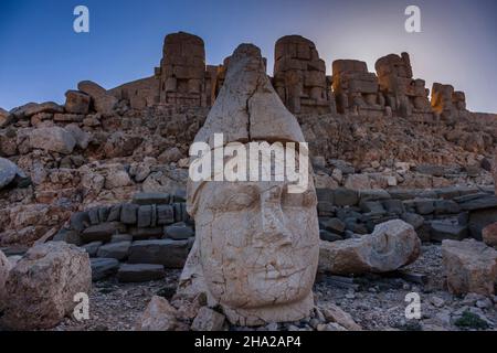 Monte Nemrut, Nemrut Dagi, statua di testa del re Antioco i sulla terrazza est, mausoleo del regno del Commagene, Kahta, provincia di Adıyaman, Turchia, Asia Foto Stock