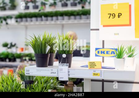 14 giugno 2021, Ufa, Russia: Fiori artificiali sono venduti sugli scaffali del negozio IKEA Foto Stock