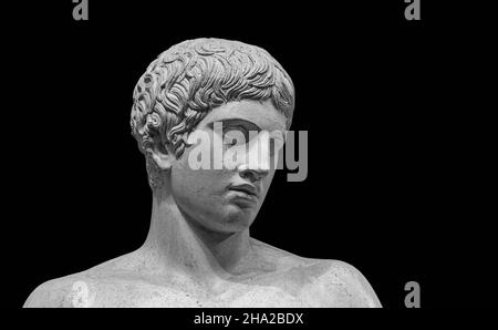 La statua di Doryphoros. Copia in marmo romano di antica statua greca classica contrapposo isolata su sfondo nero. Foto Stock