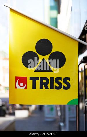 Umea, Norrland Svezia - 26 aprile 2021: Bandiera con pubblicità per il gioco della lotteria, testo - tre di un genere Foto Stock