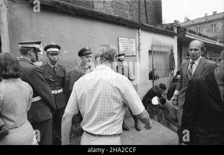 Warszawa, 1981-08-03. Antyspekulacyjne patrole wojska i miliicji na bazarze RÓ¿yckiego. amw PAP/CAF/Marek Broniarek Varsavia, 3 agosto 1981. Citizen's Militia ha preso l'azione contro i mercanti neri. Milizia e pattuglie militari sul bazar Rozyckiego cercano merci vendute illegalmente. amw PAP/CAF/Marek Broniarek Foto Stock