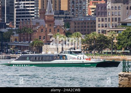 MV Nicole Livingstone Sydney Ferry un traghetto di classe rivercat passa per l'area Rocks del centro di Sydney nel dicembre 2021, passeggeri che indossano la maschera facciale Foto Stock