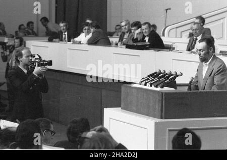 Warszawa, 1981-07-18. Obrady IX Nadzwyczajnego Zjazdu odbywa³y siê w atmsferze napiêæ spo³ecznych i politycznych oraz ujawniaj¹cych siê podzia³ów wewn¹trz partii. NZ. Przemawia Henryk Przygodzki. oe/mw PAP/CAF/Andrzej Baturo Varsavia, 18 luglio 1981. I dibattiti del Congresso straordinario del 9th si sono svolti nell'atmosfera di tensioni e divisioni sociali e politiche all'interno del partito. Nella foto: Parla Henryk Przygodzki. oe/mw PAP/CAF/Andrzej Baturo Foto Stock