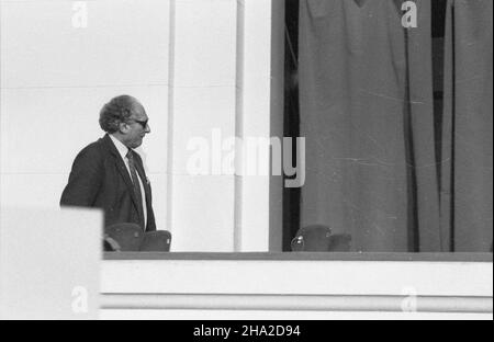 Warszawa, 1981-07-18. Obrady IX Nadzwyczajnego Zjazdu odbywa³y siê w atmsferze napiêæ spo³ecznych i politycznych oraz ujawniaj¹cych siê podzia³ów wewn¹trz partii. NZ. Mieczys³aw Moczar w sali obrad. oe/mw PAP/CAF/Andrzej Baturo Varsavia, 18 luglio 1981. I dibattiti del Congresso straordinario del 9th si sono svolti nell'atmosfera di tensioni e divisioni sociali e politiche all'interno del partito. Nella foto: Mieczyslaw Moczar. oe/mw PAP/CAF/Andrzej Baturo Foto Stock