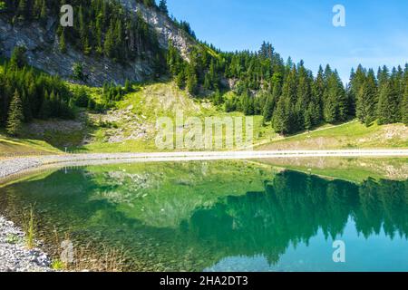 Lago di Balme e paesaggio di montagna a la Clusaz, alta savoia, Francia Foto Stock