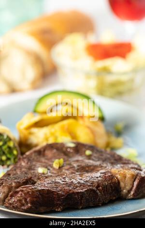 Bistecca alla griglia con patate gratinate Foto Stock