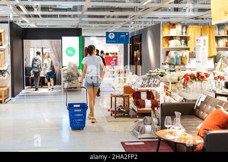 14 giugno 2021, Ufa, Russia: Gli acquirenti attraversano le sale espositive e scelgono i mobili nel negozio Ikea Foto Stock