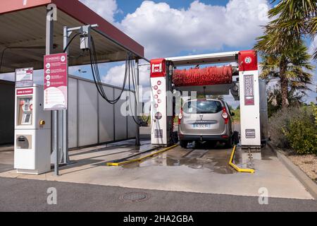 Autolavaggio automatico nell'alloggiamento Foto Stock