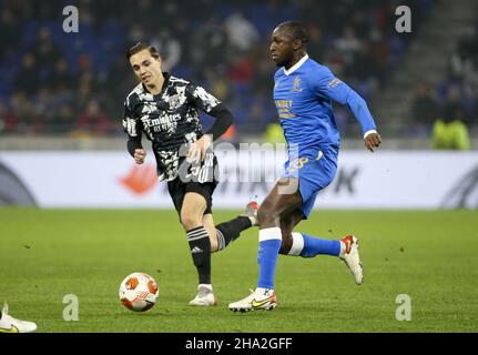 DECINES Charpieu nei pressi di Lione, Francia. 09th Dic 2021. Glen Kamara di Glasgow Rangers, Maxence Caqueret di Lione (a sinistra) durante la UEFA Europa League, Gruppo A partita di calcio tra Olympique Lyonnais (Lione) e Rangers FC il 9 dicembre 2021 allo stadio Groupama a Decines-Charpieu vicino Lione, Francia - Foto: Jean Catuffe/DPPI/LiveMedia Credit: Independent Photo Agency/Alamy Live News Foto Stock