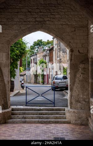 Castillonnes (Francia sud-occidentale): Corsia nel cuore della Bastide (città medievale fortificata) Foto Stock