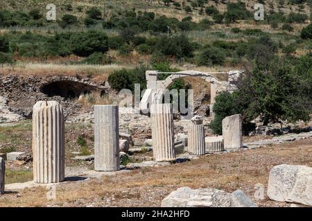 EFESO, TURCHIA - 4 GIUGNO 2021: Queste sono le rovine del Tempio di Iside e la fontana Folio nel parco archeologico-museo della città antica Foto Stock
