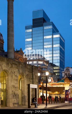 Una nuova torre grattacielo si distingue nel cuore del centro di Birmingham. Il 103 Colmore Row è un grattacielo di uffici commerciali a 26 piani, alto 108 metri, situato a Colmore Row, Birmingham, Inghilterra. Completato nel 2021, questo edificio sostituì l'ex NatWest Tower progettata da John Madin e completata nel 1975. Foto Stock