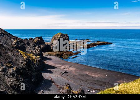 Le sabbie nere a Dritvik Cove, Djupalonsandur, Penisola di Snaefelsnes, Islanda occidentale Foto Stock