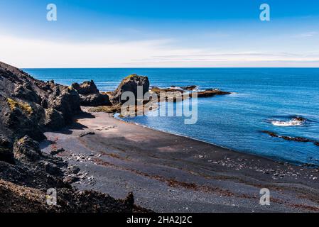 La sabbia nera a Dritvik Cove, Djupalonsandur, Penisola di Snaefelsnes, Islanda occidentale Foto Stock