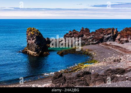 Le sabbie nere vulcaniche a Dritvik Cove, Djupalonssandur, Penisola di Snaefelsnes, Islanda occidentale Foto Stock