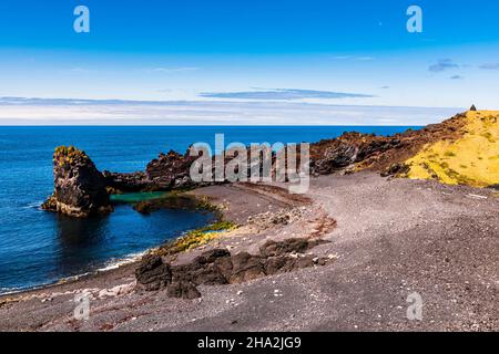 Le sabbie nere vulcaniche e le piscine a Dritvik Cove, Djupalonssandur, Penisola di Snaefelsnes, Islanda occidentale Foto Stock