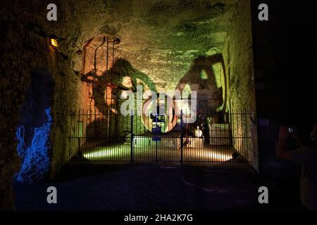 La Roche-Guyon (Francia settentrionale): Casemati trogloditi scavati nelle scogliere calcaree del castello. Tunnel delle blockhouse creato da Rommel nel 1943 Foto Stock