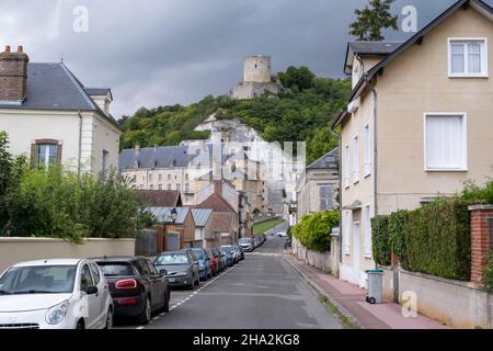 La Roche-Guyon (Francia settentrionale): Facciata di case in una strada del villaggio etichettato uno dei più bei villaggi di Francia (etichetta francese “Plu Foto Stock