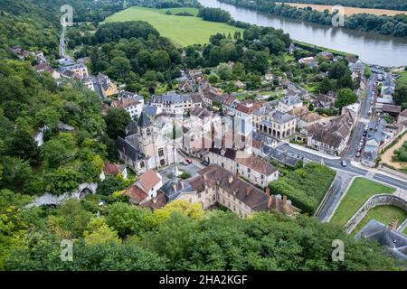 La Roche-Guyon (Francia settentrionale): Panoramica del villaggio etichettato uno dei più bei villaggi di Francia (etichetta francese “Plus Beaux Villages de Foto Stock