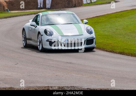 Porsche 911 R che sale sulla pista di salita al Goodwood Festival of Speed nel 2016 Foto Stock