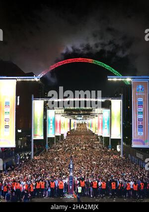 I tifosi e la polizia inglesi sono visti fuori terra dopo la finale UEFA euro 2020 al Wembley Stadium di Londra. Data foto: Domenica 11 luglio 2021. Foto Stock