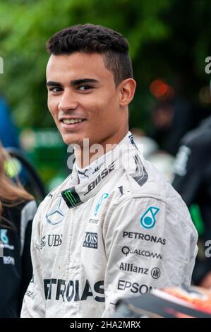 Pascal Wehrlein al Goodwood Festival of Speed Motorsport 2016 evento, si prepara a guidare una Mercedes Formula 1 auto da corsa fino alla pista di salita Foto Stock