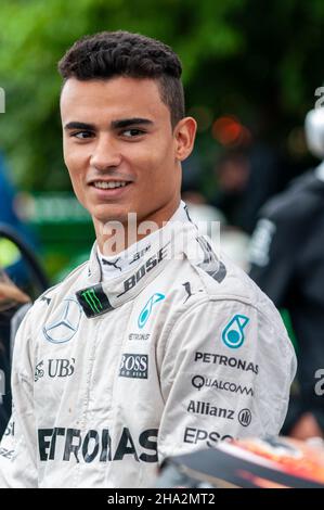 Pascal Wehrlein al Goodwood Festival of Speed Motorsport 2016 evento, si prepara a guidare una Mercedes Formula 1 auto da corsa fino alla pista di salita Foto Stock