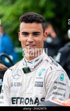 Pascal Wehrlein al Goodwood Festival of Speed Motorsport 2016 evento, si prepara a guidare una Mercedes Formula 1 auto da corsa fino alla pista di salita Foto Stock