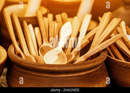 Cucchiai di legno in vendita al mercato artigianale. Artigianato e concetto artigianale Foto Stock