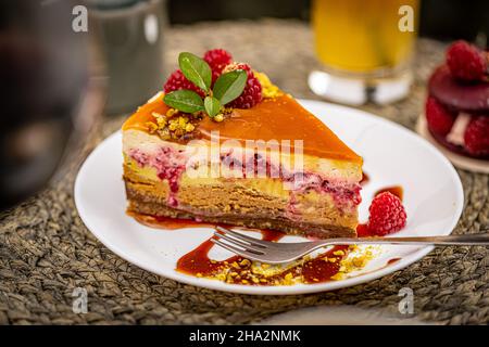 Pezzo di torta stratificata con frutta e caramello fondente Foto Stock