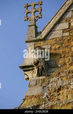 La chiesa sassone tutti i Santi nel villaggio di Earls Barton, Northamptonshire, Regno Unito; dettagli architettonici esterni Foto Stock