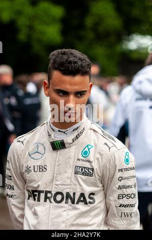 Pascal Wehrlein al Goodwood Festival of Speed Motorsport 2016 evento, si prepara a guidare una Mercedes Formula 1 auto da corsa fino alla pista di salita Foto Stock